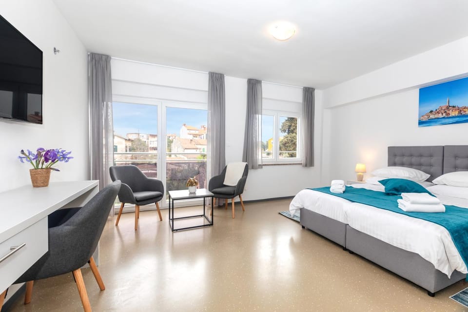 Bed, TV and multimedia, Bedroom