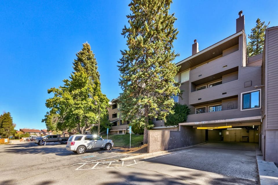 Lakeland Village #403 - Beach & Peak Retreat House in South Lake Tahoe