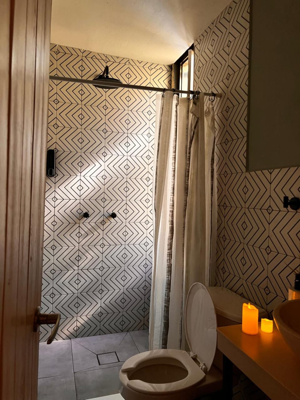 Shower, Toilet, Bathroom, towels