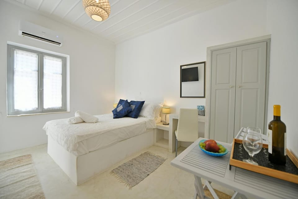 TV and multimedia, Food and drinks, Bedroom