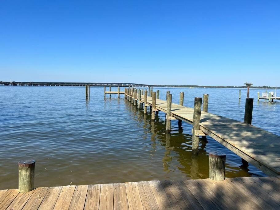 Waterfront Getaway with Pier - Sleeps 10, 4 bedrooms House in Cambridge
