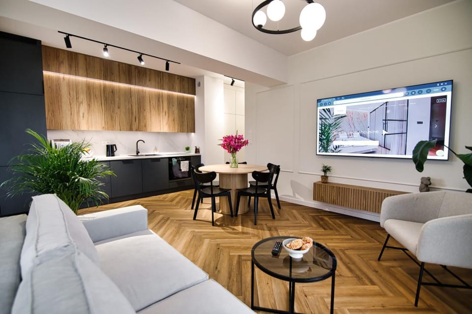 TV and multimedia, Kitchen or kitchenette, Living room, Seating area, Dining area