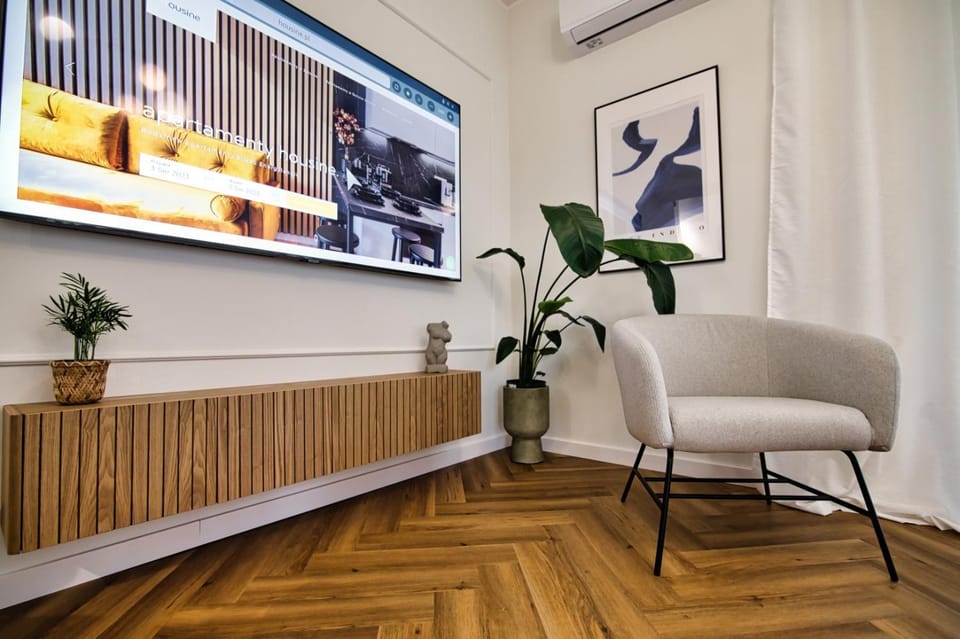 TV and multimedia, Living room, Seating area, air conditioner