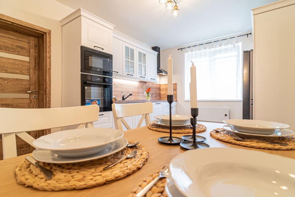 Kitchen or kitchenette, Dining area, oven