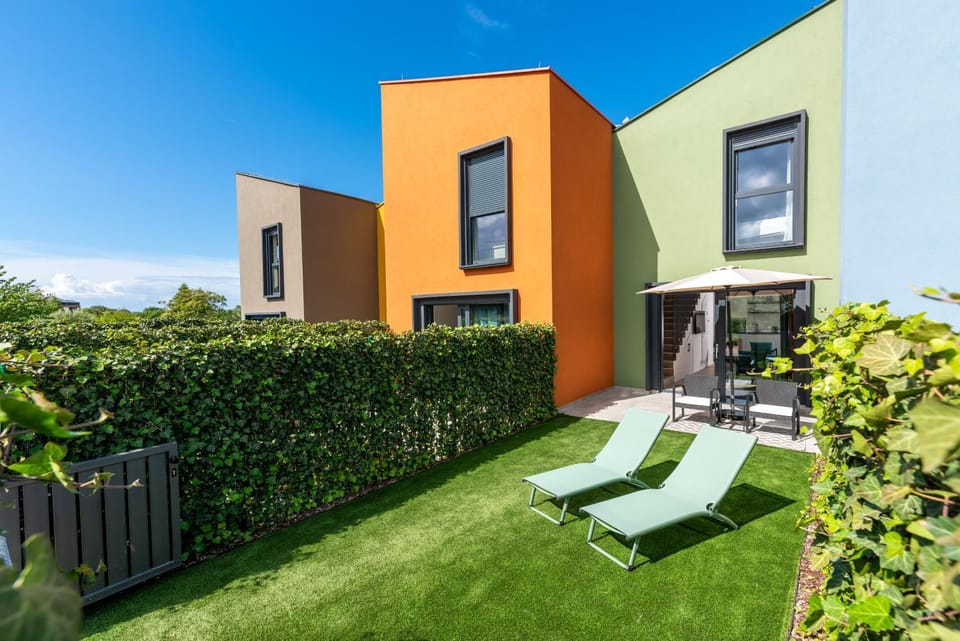 Property building, Garden, Seating area, Pets, sunbed