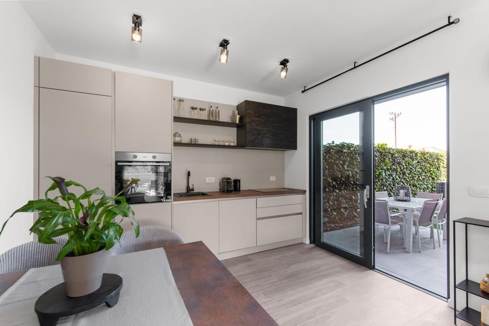 Kitchen or kitchenette, Dining area, oven, stove