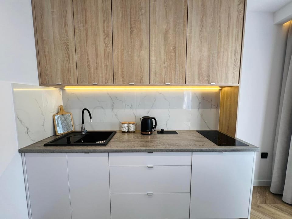 Coffee/tea facilities, Kitchen or kitchenette, stove