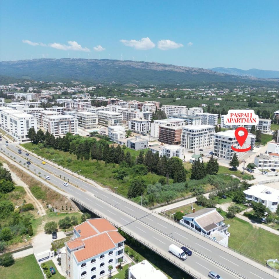 Property building, Day, Neighbourhood, Natural landscape, Bird's eye view, City view, Mountain view, Street view, Location, Parking