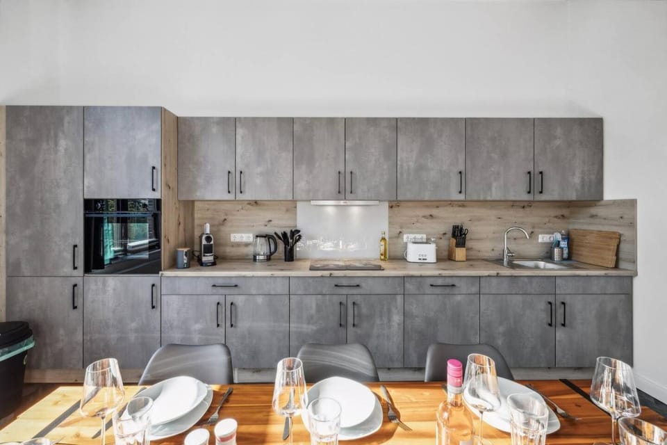 Coffee/tea facilities, oven, stove, toaster