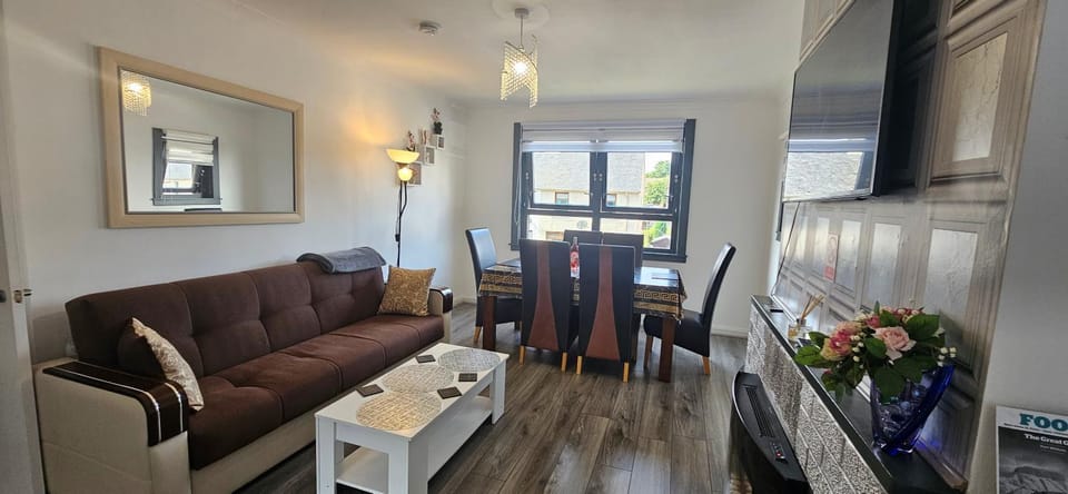 TV and multimedia, Living room, Seating area, Dining area