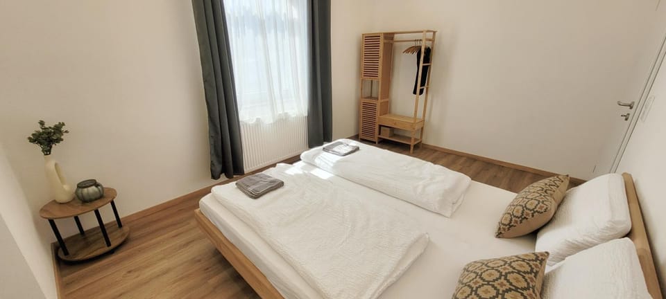 Bed, Bedroom, towels