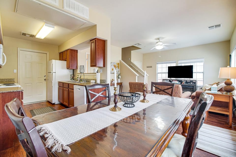 Half-Mi to Grand Lake Townhome with Hot Tub House in Ozark Mountains