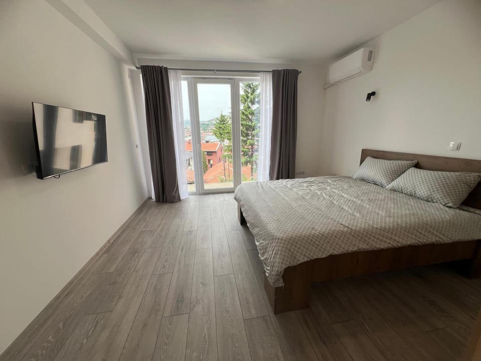 Bed, TV and multimedia, Photo of the whole room, Bedroom