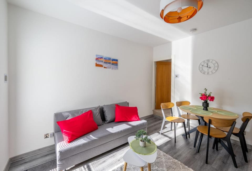 Communal lounge/ TV room, TV and multimedia, Living room, Seating area, Dining area