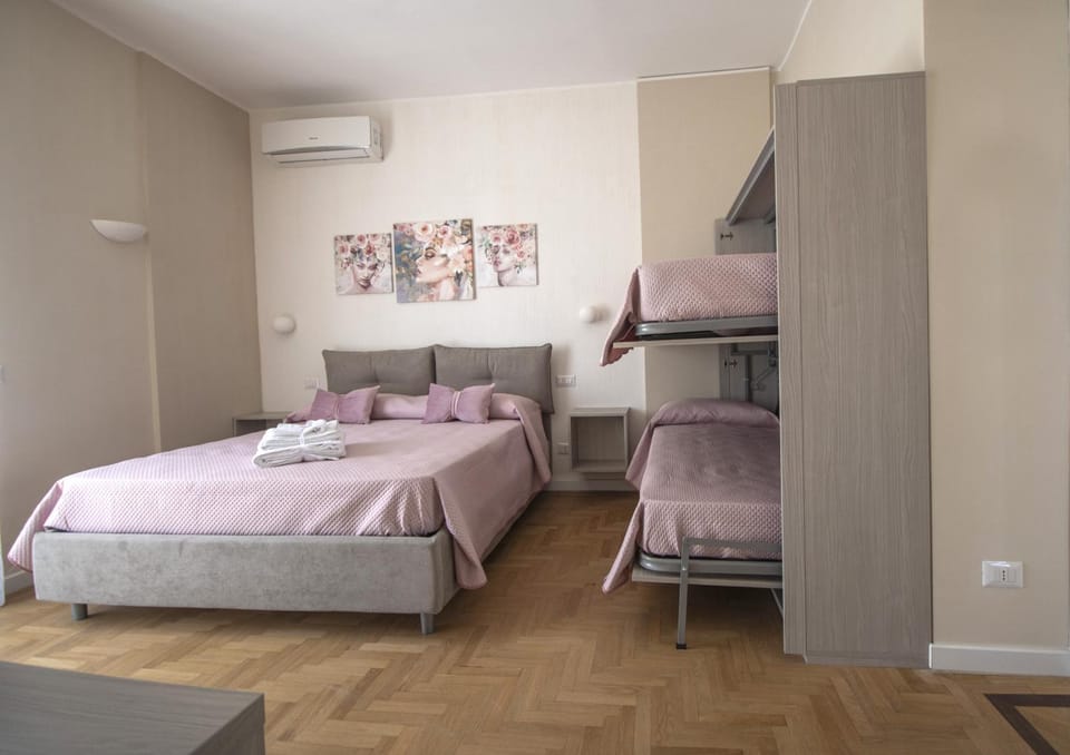 Bedroom, towels
