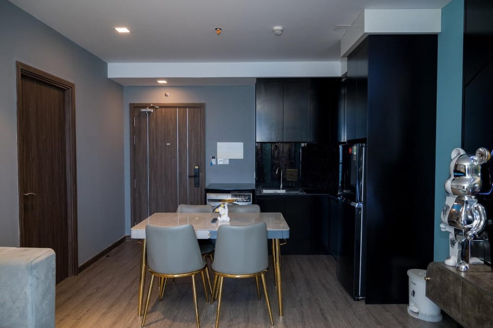 Kitchen or kitchenette, Seating area, Dining area