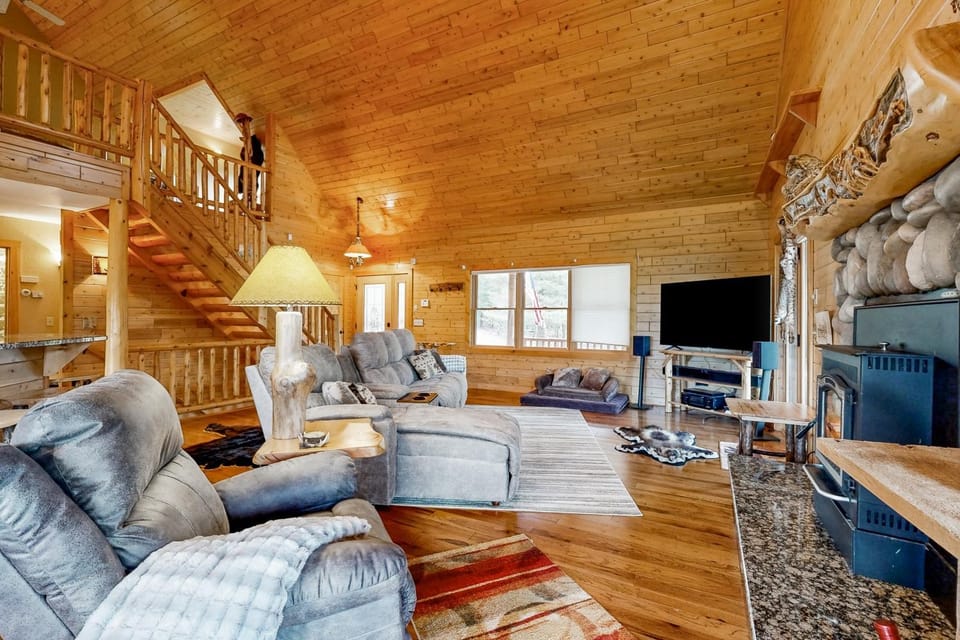 Steps to Sturgeon River! Dog-Friendly Nature Haven House in Michigan