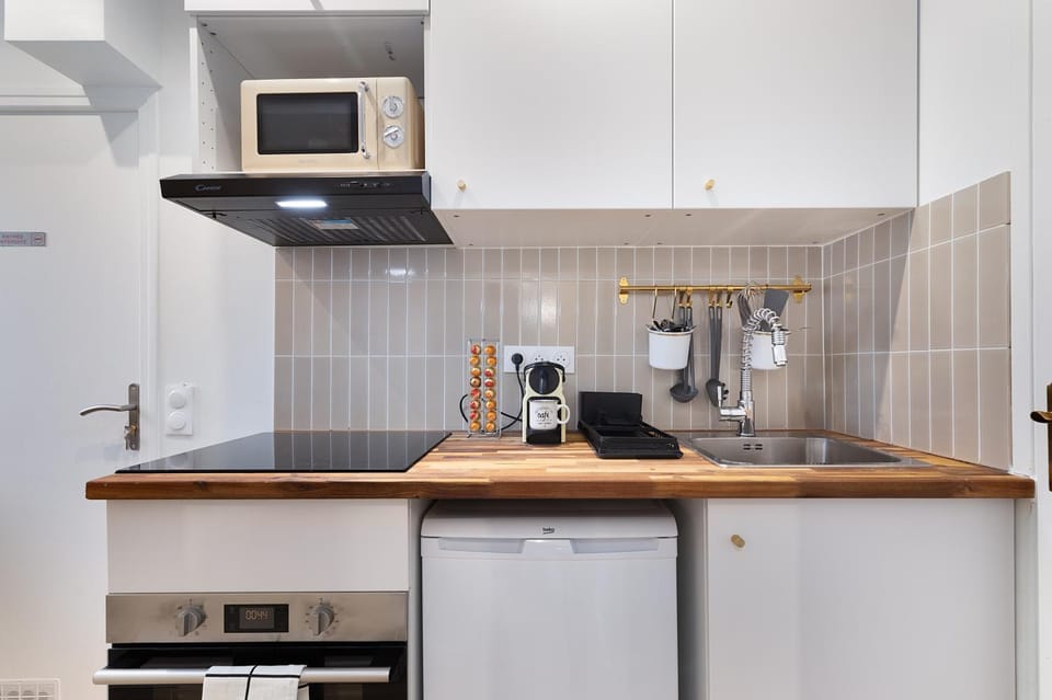 Kitchen or kitchenette, oven, stove