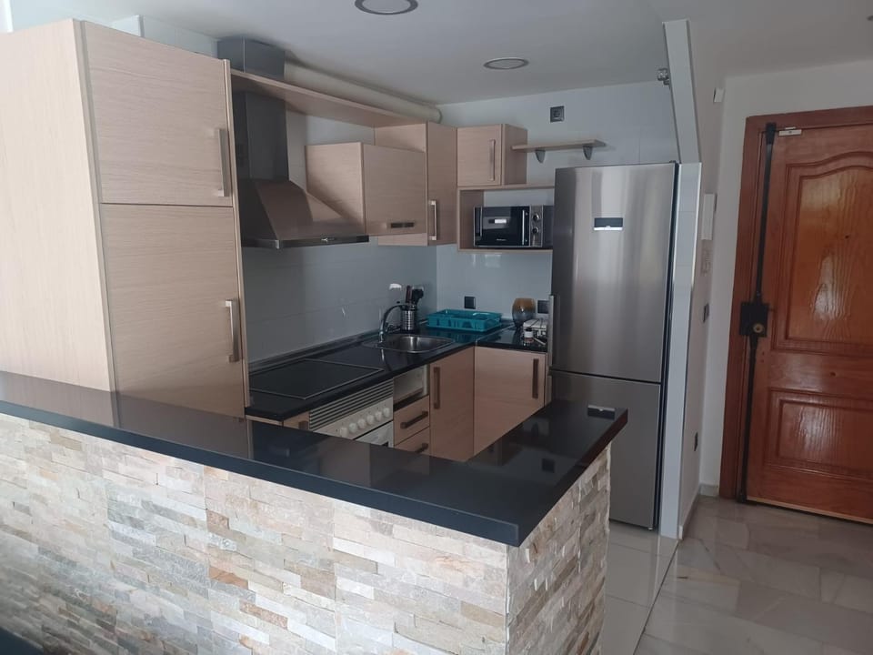Kitchen or kitchenette, dishwasher, oven