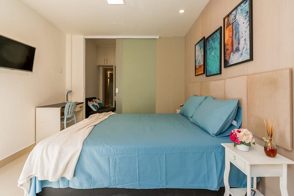 Bed, TV and multimedia, Photo of the whole room, Seating area, Bedroom