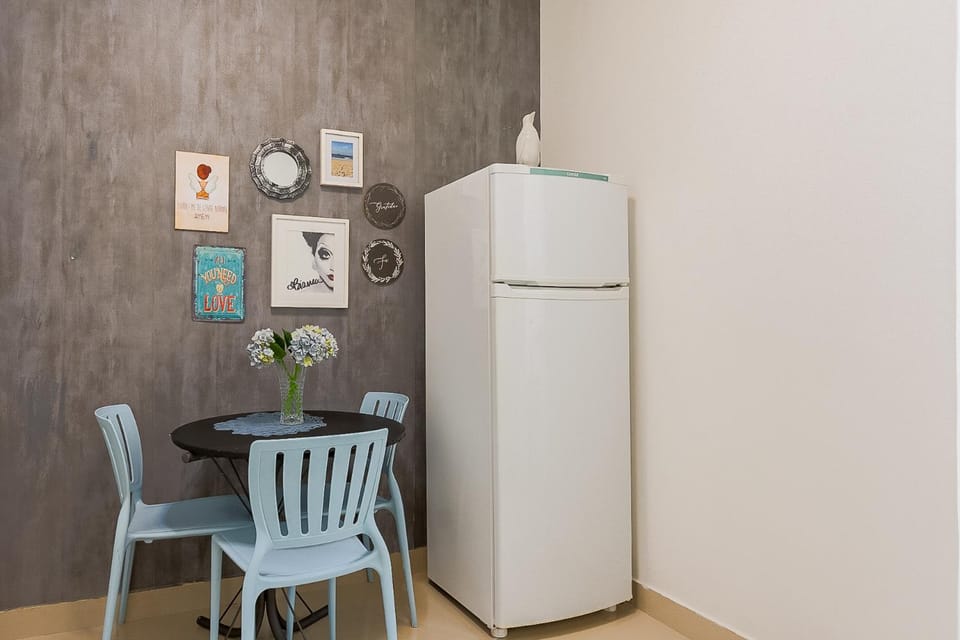 Kitchen or kitchenette, Dining area, oven