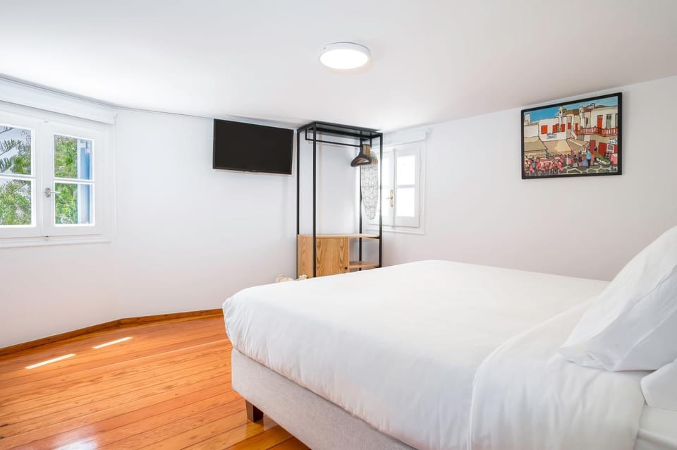 Bed, TV and multimedia, Bedroom, wardrobe