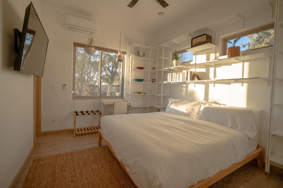 Bed, TV and multimedia, Photo of the whole room, Bedroom, air conditioner