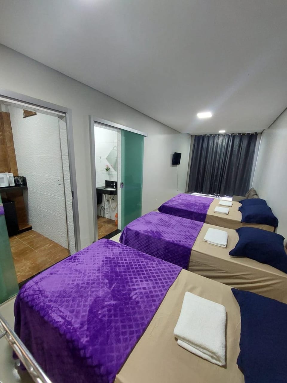 Bed, TV and multimedia, Photo of the whole room, Bedroom, towels