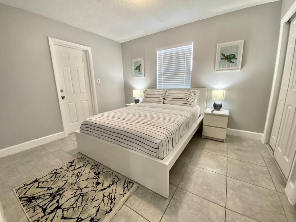 Anna's peaceful Getaway Luxury Suite Apartment in Dania Beach