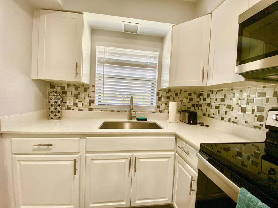 Anna's peaceful Getaway Luxury Suite Apartment in Dania Beach