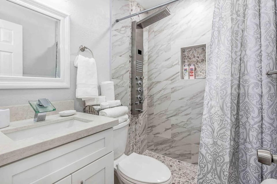 Mazor Luxury Two bedroom vacation Home House in Dania Beach