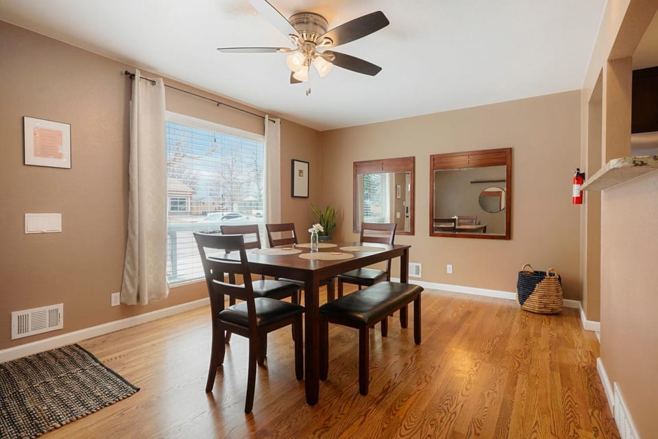 Seating area, Dining area