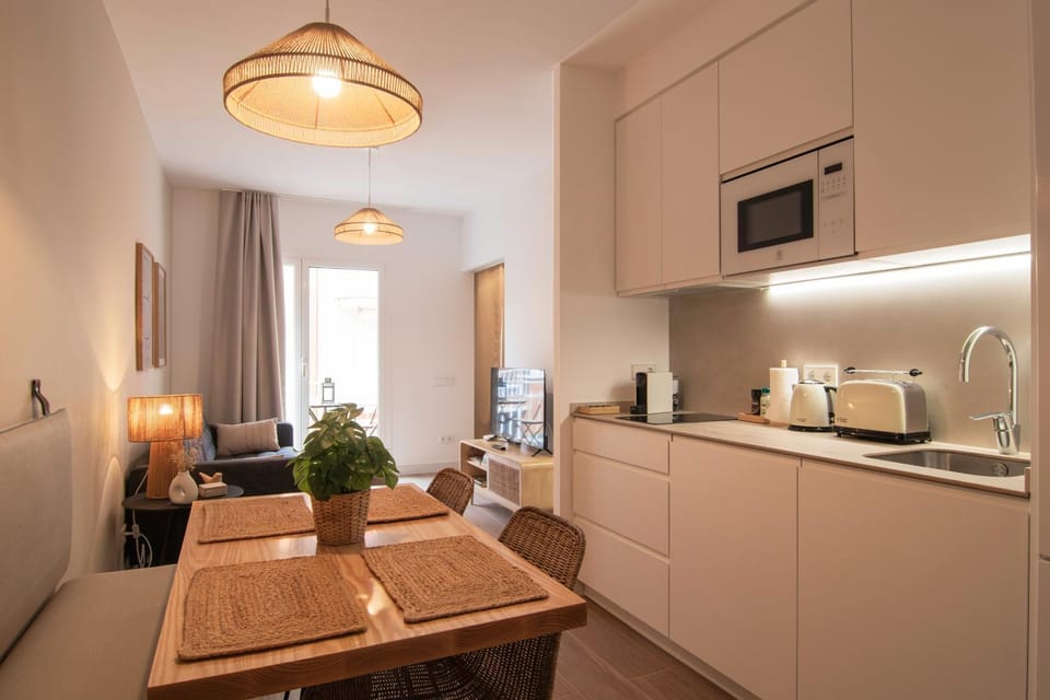 Kitchen or kitchenette, Dining area