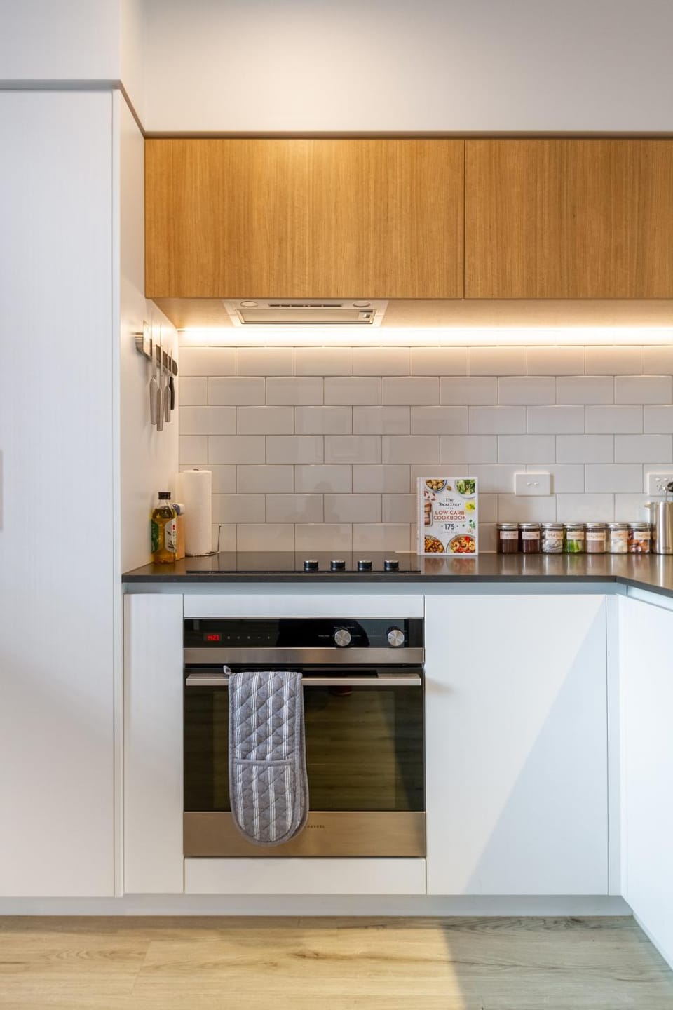 Coffee/tea facilities, Kitchen or kitchenette, furniture, oven, stove
