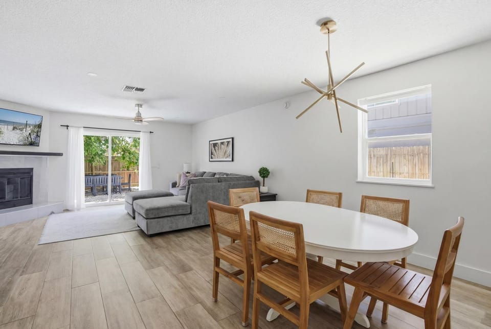Be A Nomad - 4-Bedroom Ocean View House - 1 Block to Jacksonville Beach Apartment in Jacksonville Beach