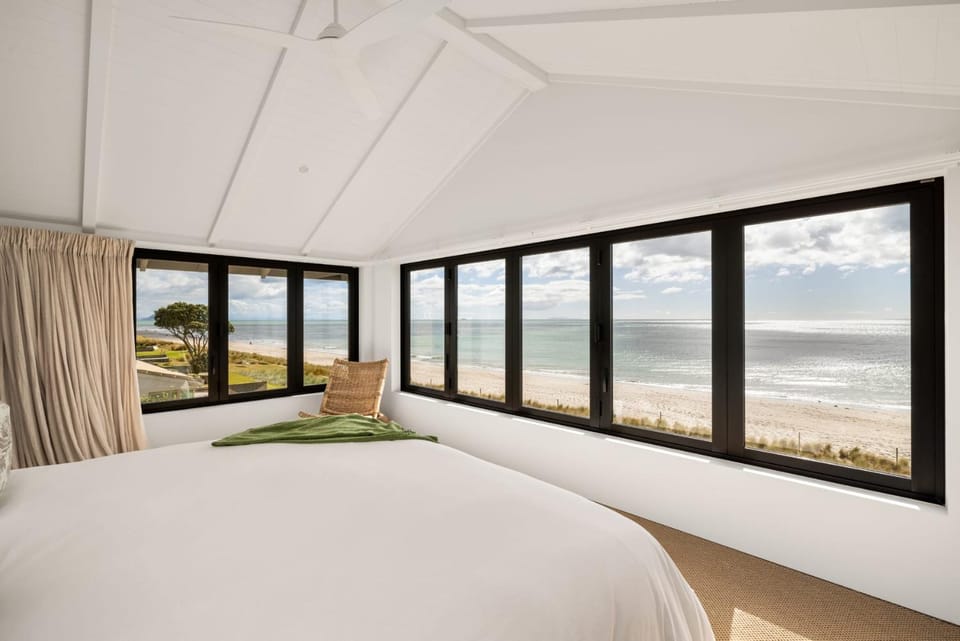 Beachfront Mediterranean Villa House in Bay Of Plenty