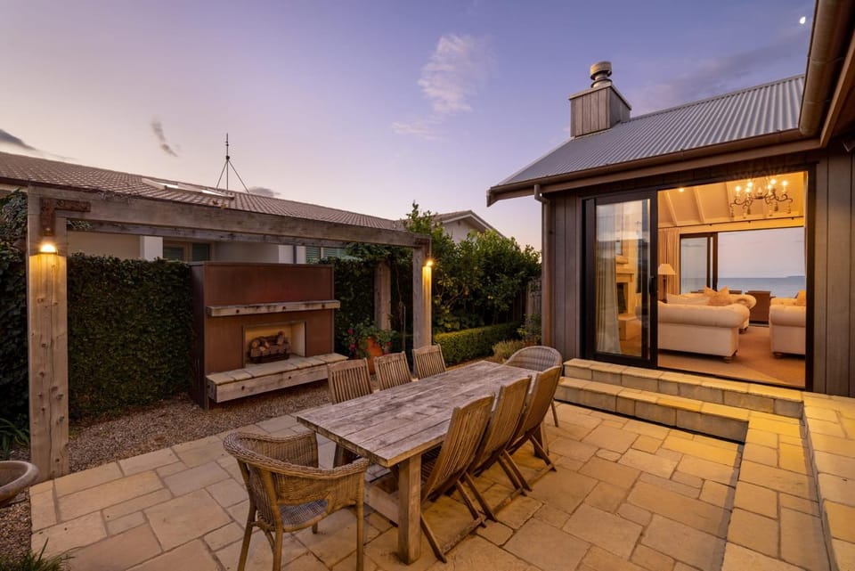 Beachfront Mediterranean Villa House in Bay Of Plenty