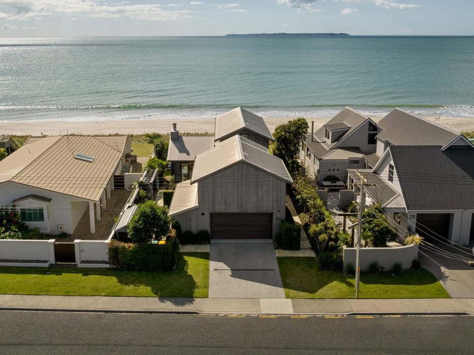 Beachfront Mediterranean Villa House in Bay Of Plenty