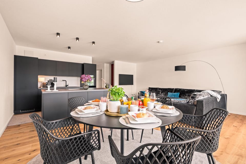 Kitchen or kitchenette, Food and drinks, Seating area, Dining area, Food