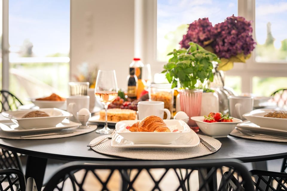 Food and drinks, Dining area, Breakfast, Continental breakfast