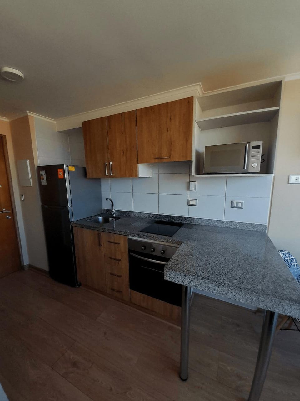 Kitchen or kitchenette, dishwasher, oven