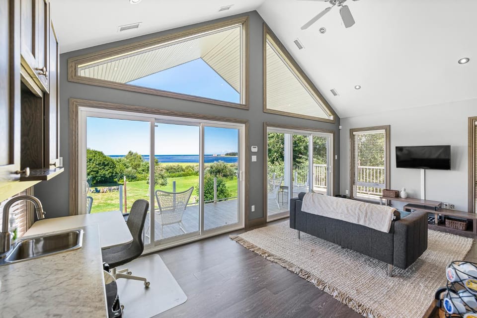 Day, Natural landscape, TV and multimedia, Living room, Seating area, Sea view
