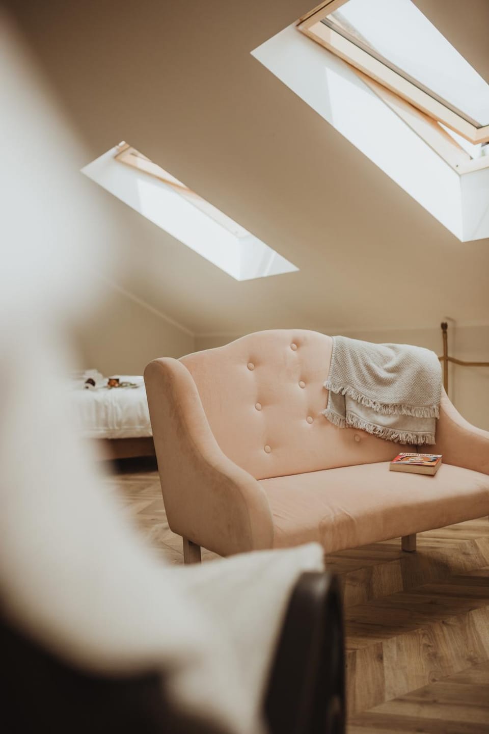 Bed, Photo of the whole room, Seating area, Bedroom