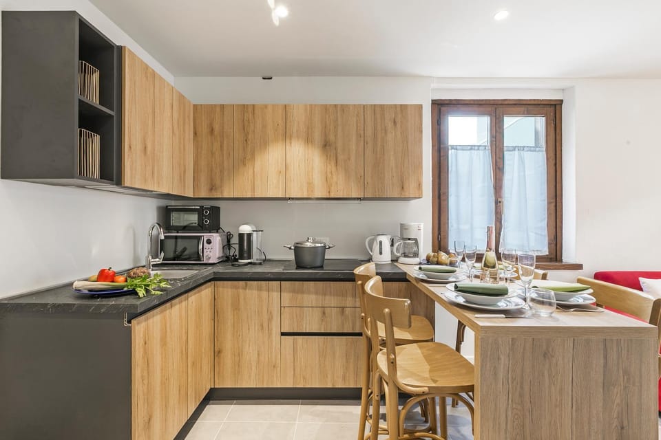 Kitchen or kitchenette, Dining area