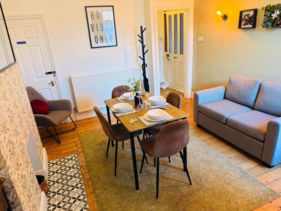 Cecil House, Stylish 2 Bed, Sleeps 5, Close to Cathedral & Castle, ideal for groups or Families, Parking x2 House in Lincoln