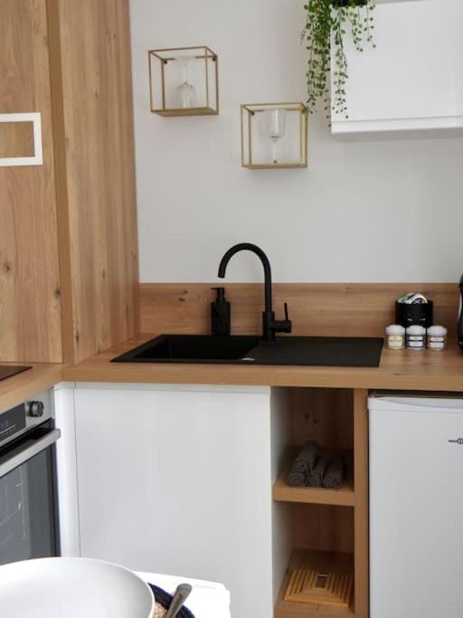 Coffee/tea facilities, Kitchen or kitchenette, stove, toaster