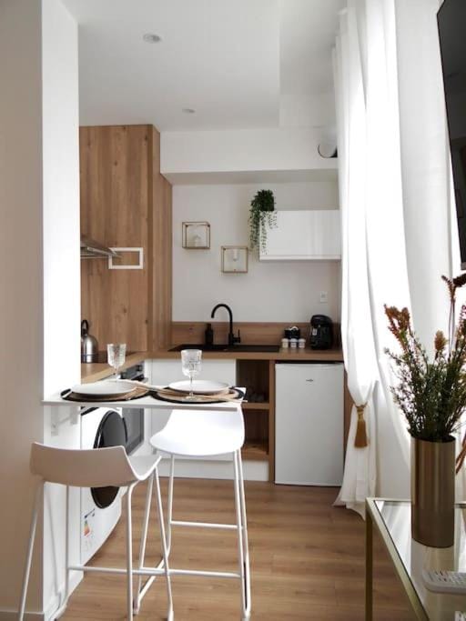 Kitchen or kitchenette, Dining area, oven, stove