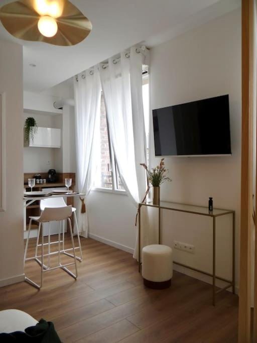 TV and multimedia, Living room, Seating area, Dining area