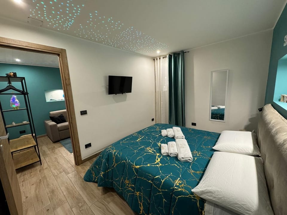 Bed, TV and multimedia, Photo of the whole room, Evening entertainment, Bedroom, towels