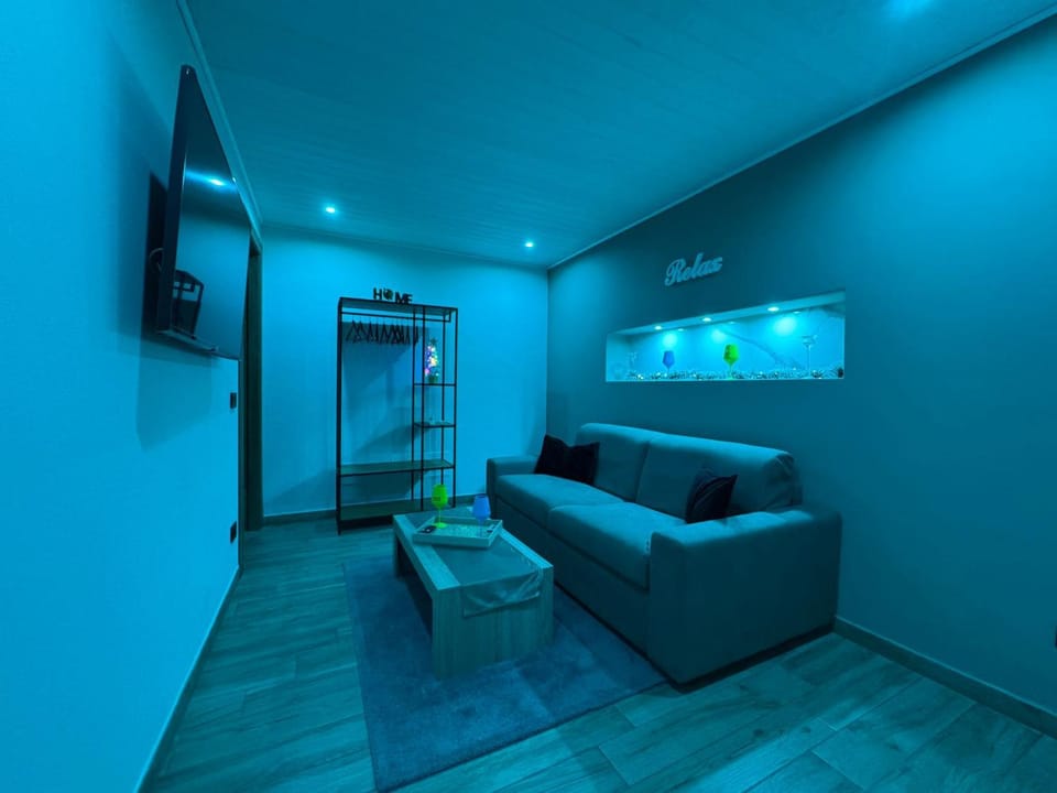 Bed, TV and multimedia, Living room, Photo of the whole room, Seating area, Evening entertainment